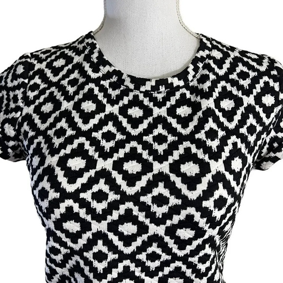 Aqua Black and White Geometric Pattern Top Size XS Short Sleeves Quilted Blouse - Picture 4 of 6
